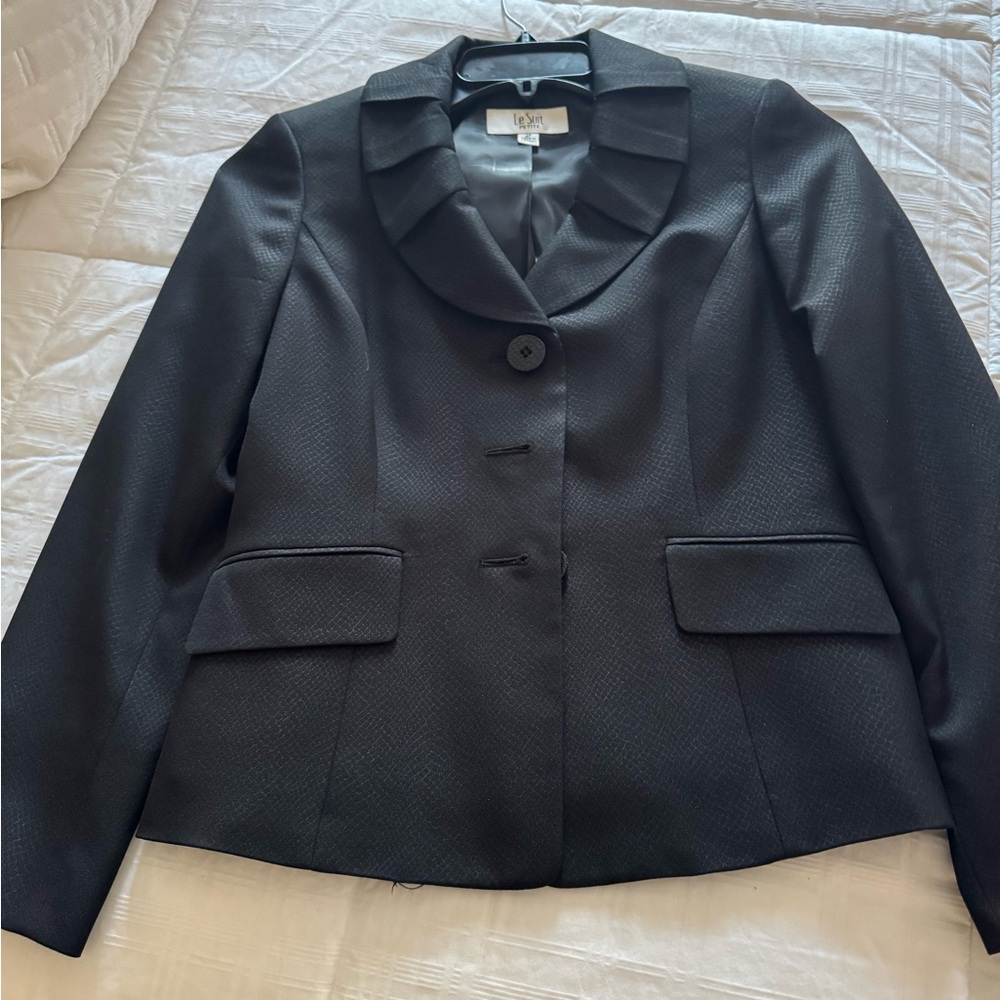 Le Suit Black Textured Notch-Ruffle Blazer